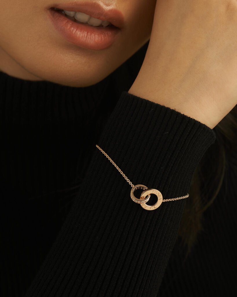 Interlocked Diamond & Gold Engravable Circle Bracelet | Foroworld |